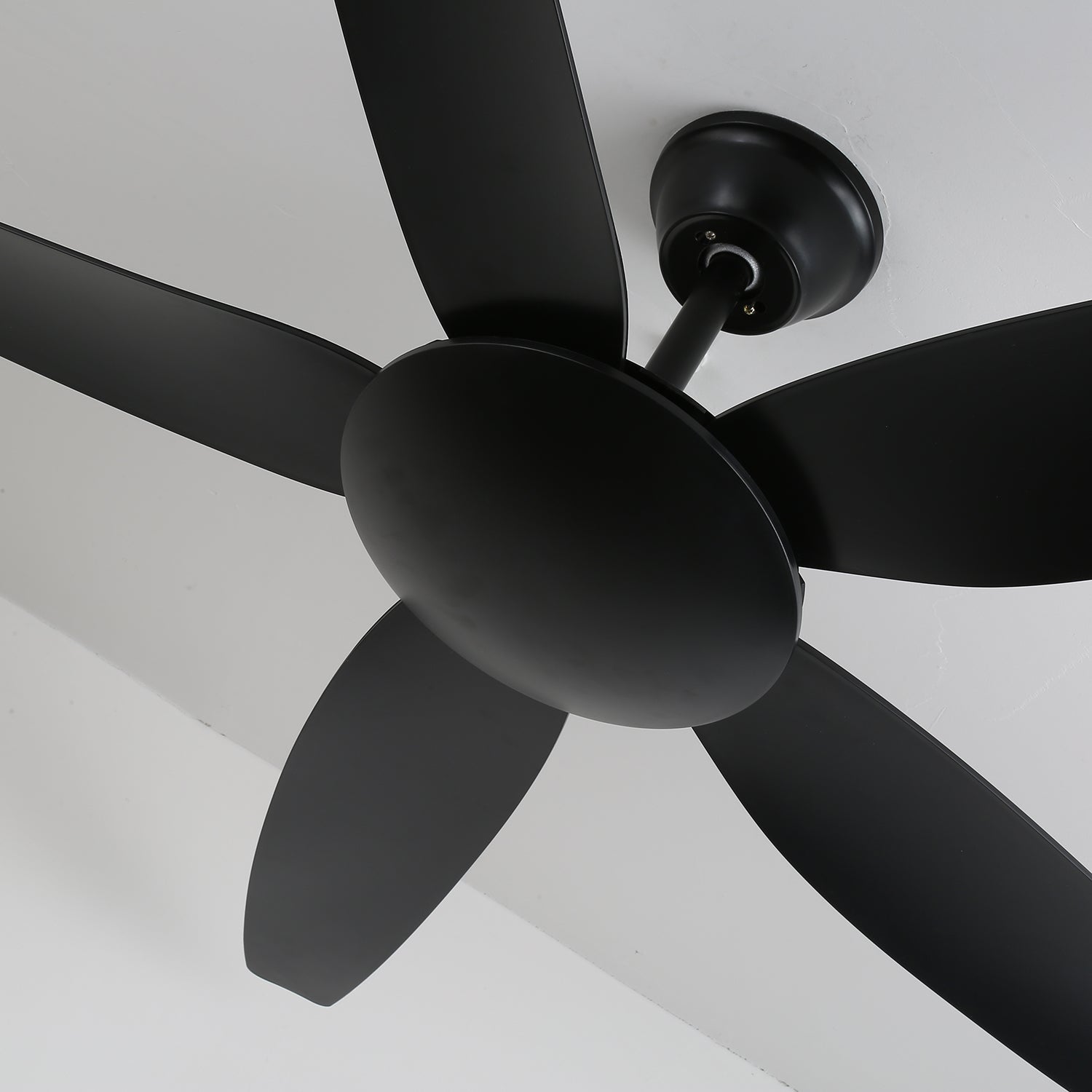 Ventilateur de plafond minimaliste Onyxa avec lumière
