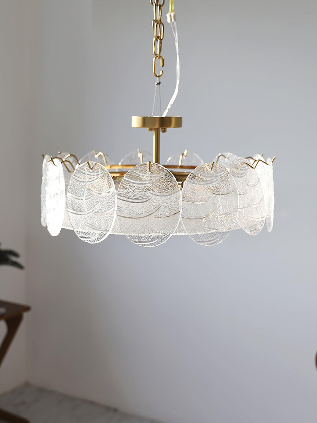 Lustra Lampe De Plafond Avec Finition Dorée Et Verre Strié
