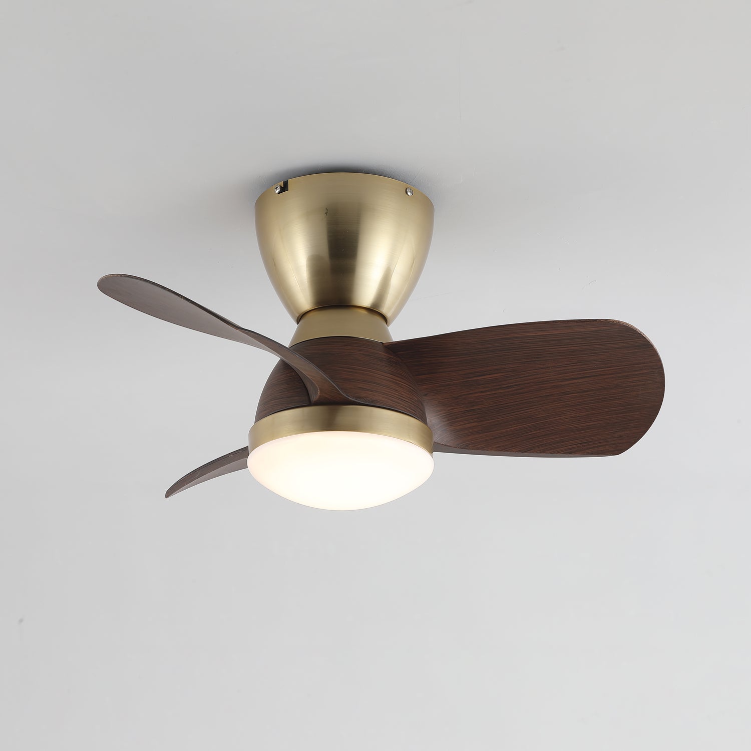 Plafonnier ventilateur Elora minimaliste en laiton et bois